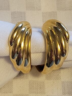 Vtg Monet Ribbed Crescent Gold-Tone Post Earrings